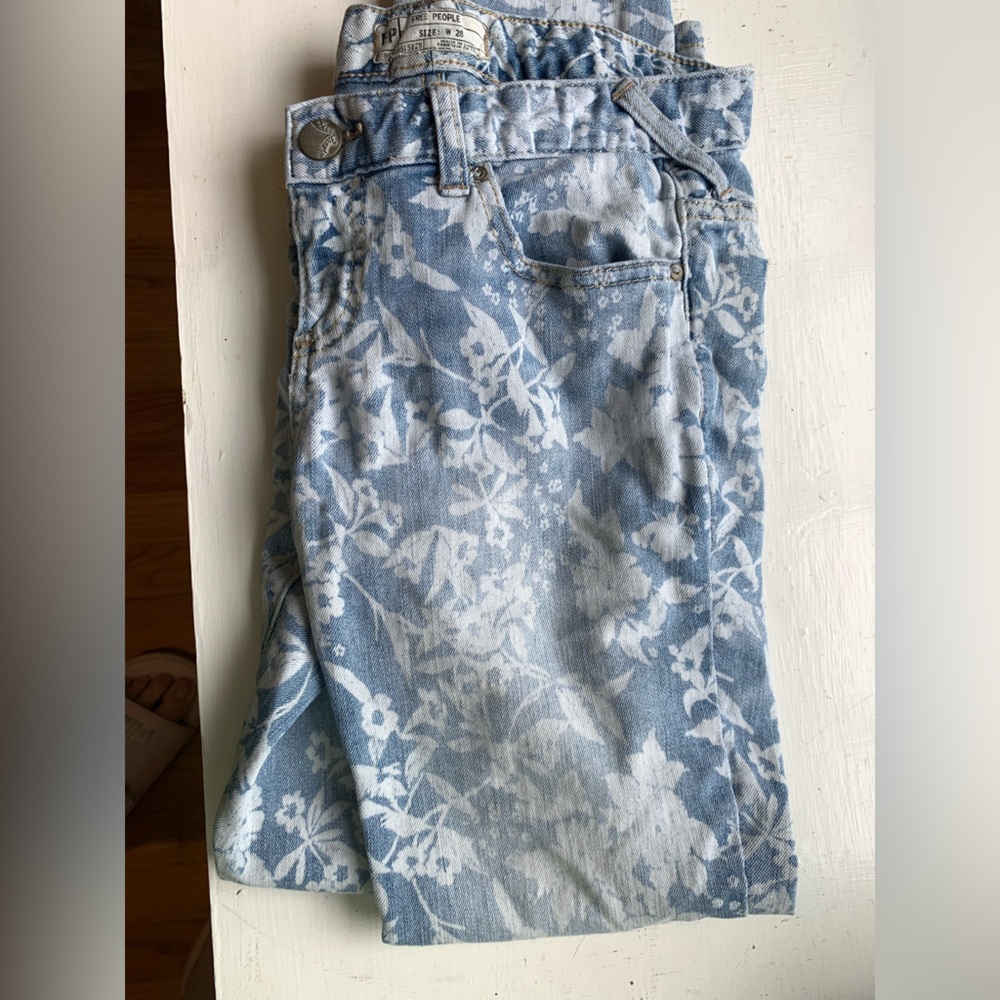 FREE PEOPLE Floral Hawaiian Print Blue and White Ankle Jeans - Picture 5 of 9